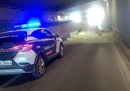 Un camión procedente de Logroño pierde parte de la carga de paja en un túnel de Cortes, en Navarra