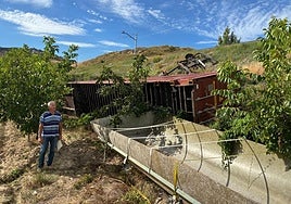 Indalecio Ríos, junto a vagones desperdigados por su finca, seis meses después.
