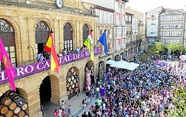 Disparo del cohete de las fiestas en honor a la Virgen de la Vega, en una imagen de archivo.
