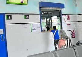 Pasajeros, ayer a media mañana, en la estación de tren de Calahorra.