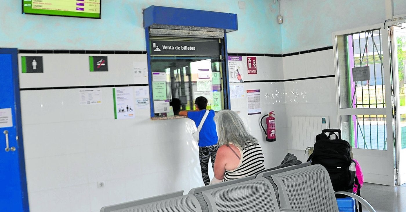 Pasajeros, ayer a media mañana, en la estación de tren de Calahorra.