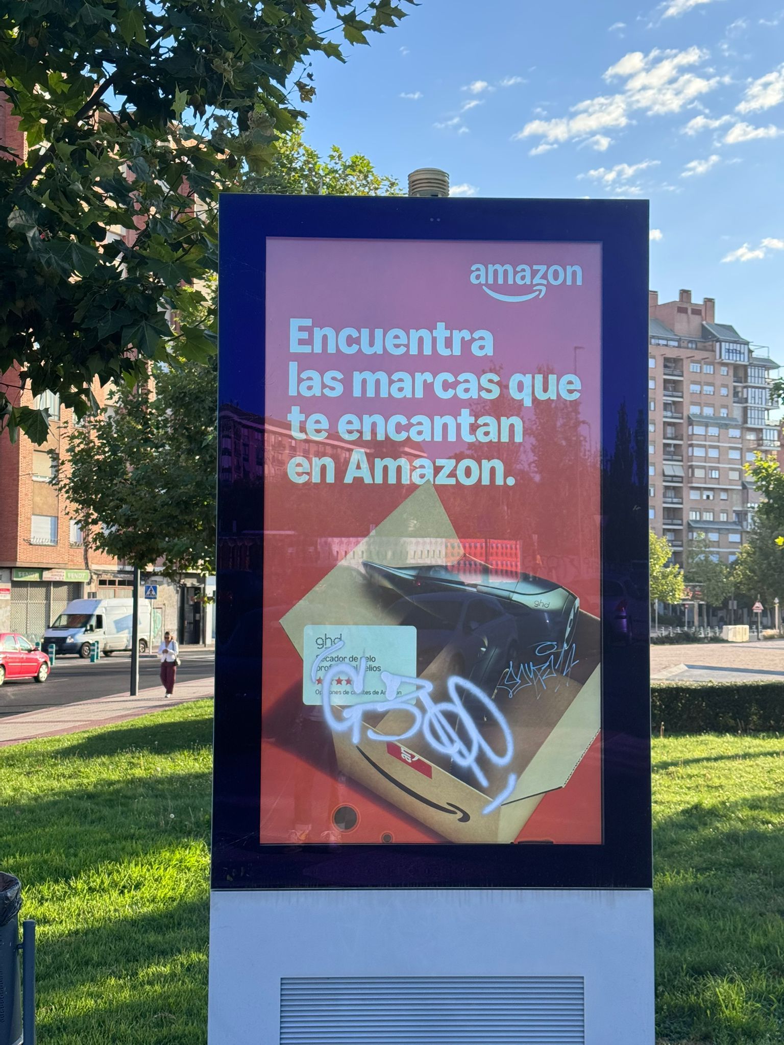 Tótem publicitario digital con el anuncio de Amazon.