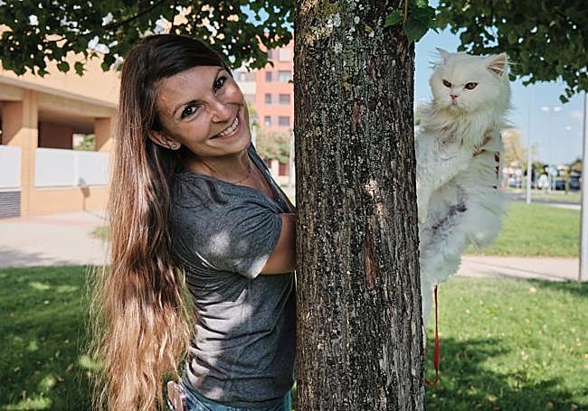 María González posa con la gata Lola.
