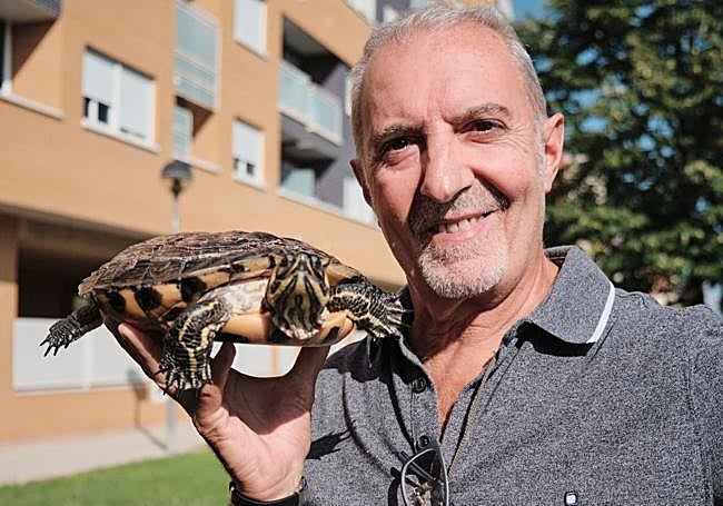 Manolo González posa con la tortuga Toetu.