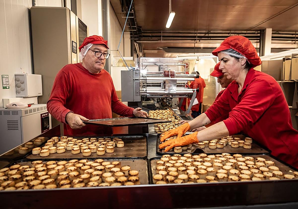 Unos operarios preparan los mazapanes para su empaquetado.