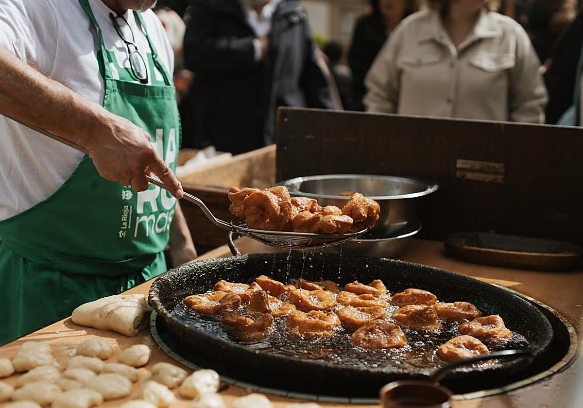 Elaboración de unos dulces en una edición anterior del mercado Haromas.