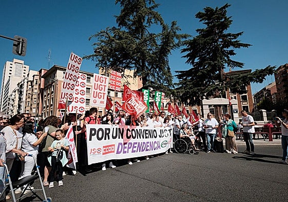 Protesta de los sindicatos del sector de la dependencia ante la sede de la Consejería de Servicios Sociales, en Logroño.