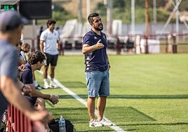 Adrián Cantabrana gesticula durante un partido de esta pretemporada.