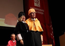 Eva Sanz, junto a Juan Carlos Ayala, receptor este viernes de la Medalla de Honor de la Universidad de La Rioja.