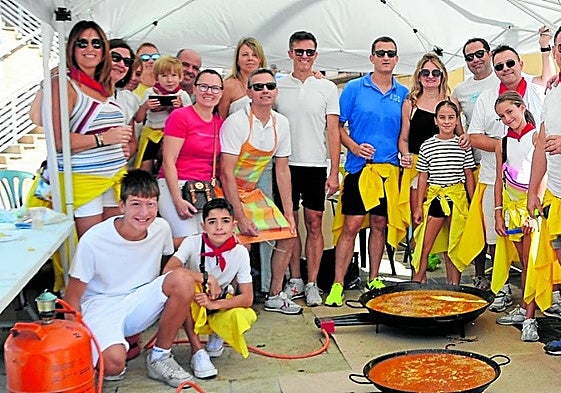 Una de las 49 cuadrillas participantes en el concurso de paellas.