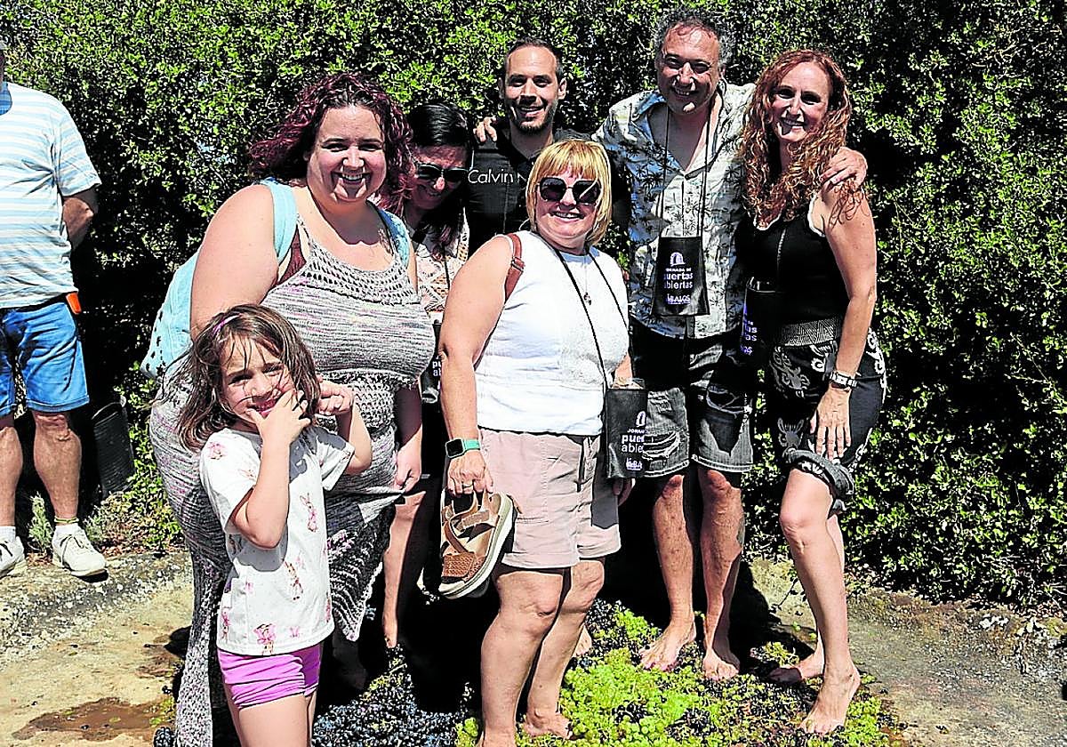 Participantes del pisado de uva en el lagar que tiene un siglo de historia.