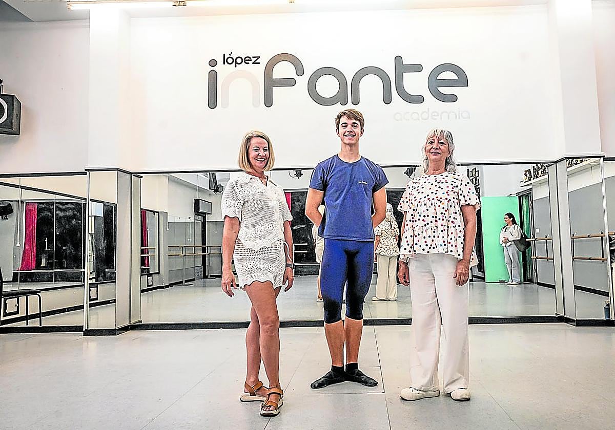 Las hermanas Anna y Aurora López (de izquierda a derecha) junto con Millán de Benito, en la Academia López Infante de Logroño.