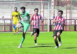 Álvaro pega el balón en el amistoso contra la UDL este verano.