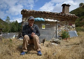 Sergio Barbero Pecharromán (Águila Solitaria) posa junto a su gato Piu en el refugio de Tacudia, en el valle del Urbión, donde reside desde hace dos décadas.