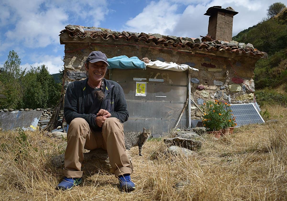 Sergio Barbero Pecharromán (Águila Solitaria) posa junto a su gato Piu en el refugio de Tacudia, en el valle del Urbión, donde reside desde hace dos décadas.