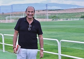 Félix Revuelta posa con un libro que recoge parte de la historia de la UD Logroñés.