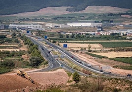 La A-12 con el polígono industrial Lentiscares de Navarrete al fondo.