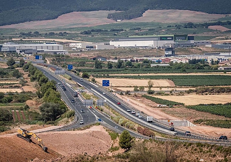 La A-12 con el polígono industrial Lentiscares de Navarrete al fondo.