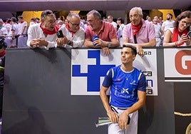 Zabala mira hacia la grada tras jugar en el Navarra Arena.