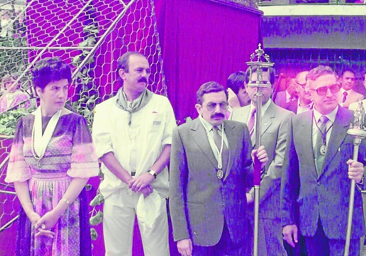 Ofrenda floral en el año 1984, año en el que se introdujo el pisado de mosto.