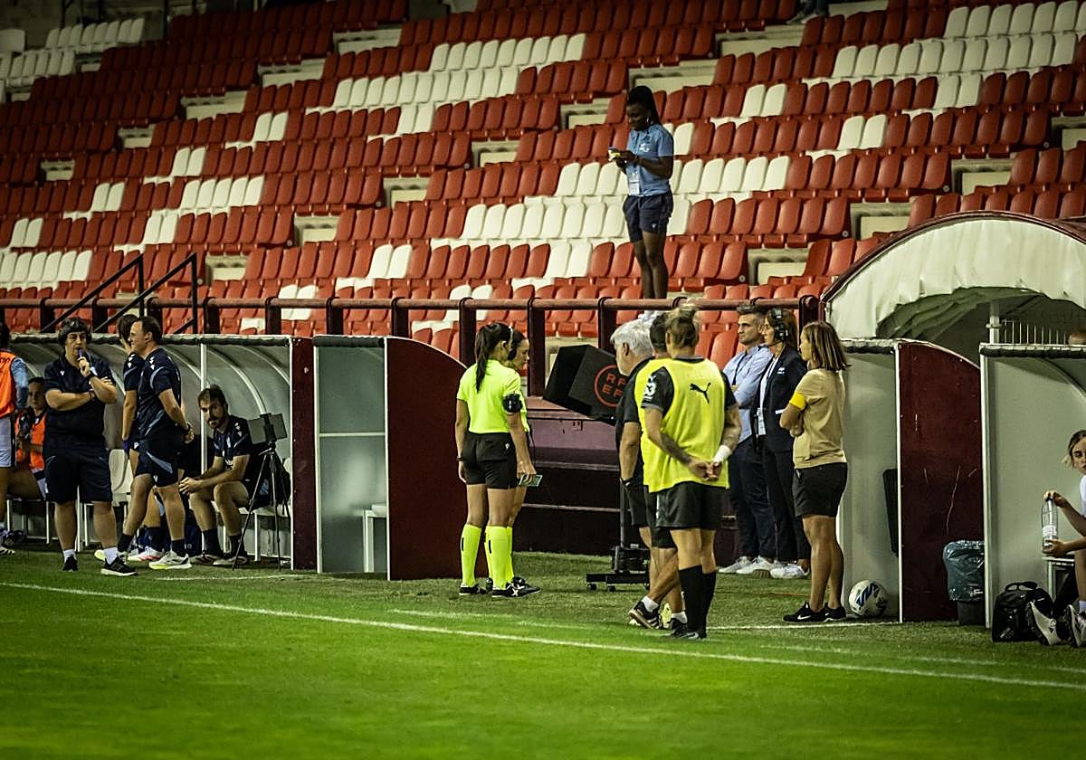Alicia Espinosa examina las imágenes en el VAR antes de pitar el penalti.