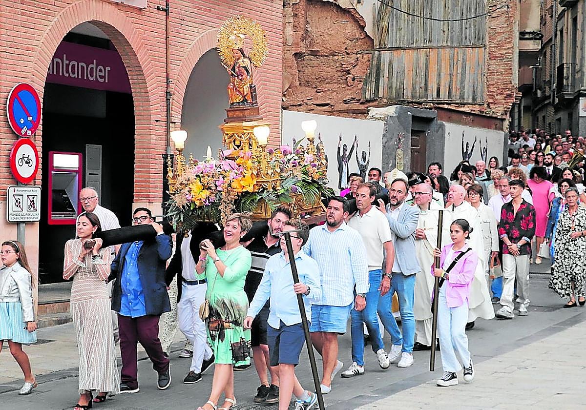 Cientos de alfareños acompañaron en procesión a la patrona, en una misa presidida por el obispo Montoya.