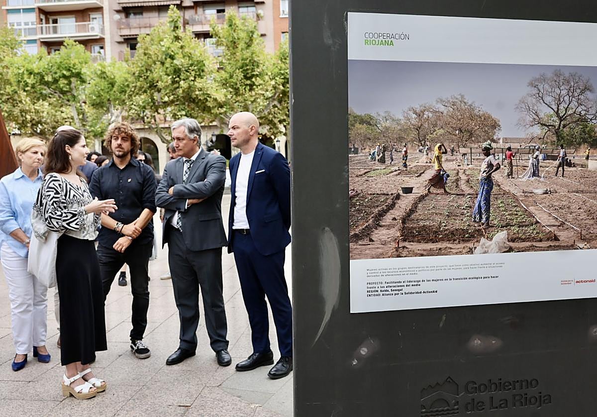 Inauguración de la exposición 'Cooperación Riojana: un compromiso compartido' en El Espolón logroñés.