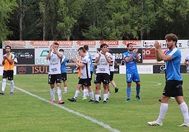 El Alfaro saluda a su afición tras empatar con el Sestao.