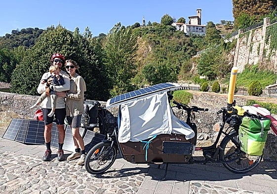 Killien Dolle Lobate y Manon Verger posan en Torrecilla en Cameros junto a su hijo Léonard y sus bicicletas solares.