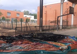 Estado en el que quedó el castillo hinchable tras el incendio.