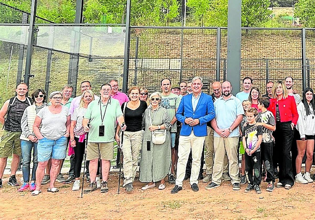 Inauguración de las instalaciones, el pasado domingo, con presencia de vecinos, el alcalde y el consejero.