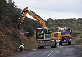 Trabajos para reforzar la seguridad en una carretera de La Rioja Baja