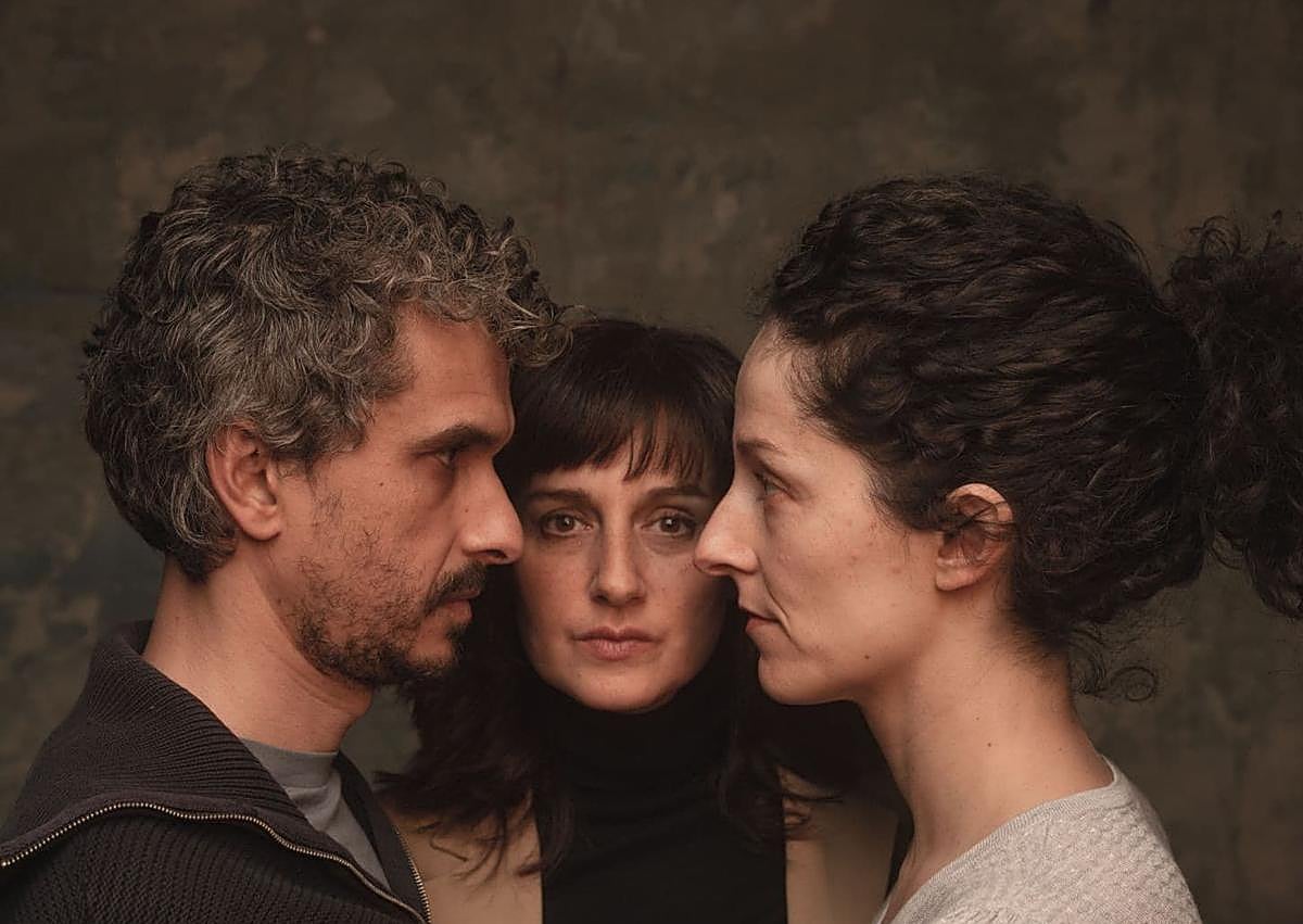 Imagen secundaria 1 - Escenas de las obras 'Torcidxs', 'Federico. No hay olvido, ni sueño: carne viva' y 'Suavecita'.