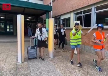Video | Los profesores del Duquesa reciben a los niños disfrazados y cantando 'Viaje con nosotros'