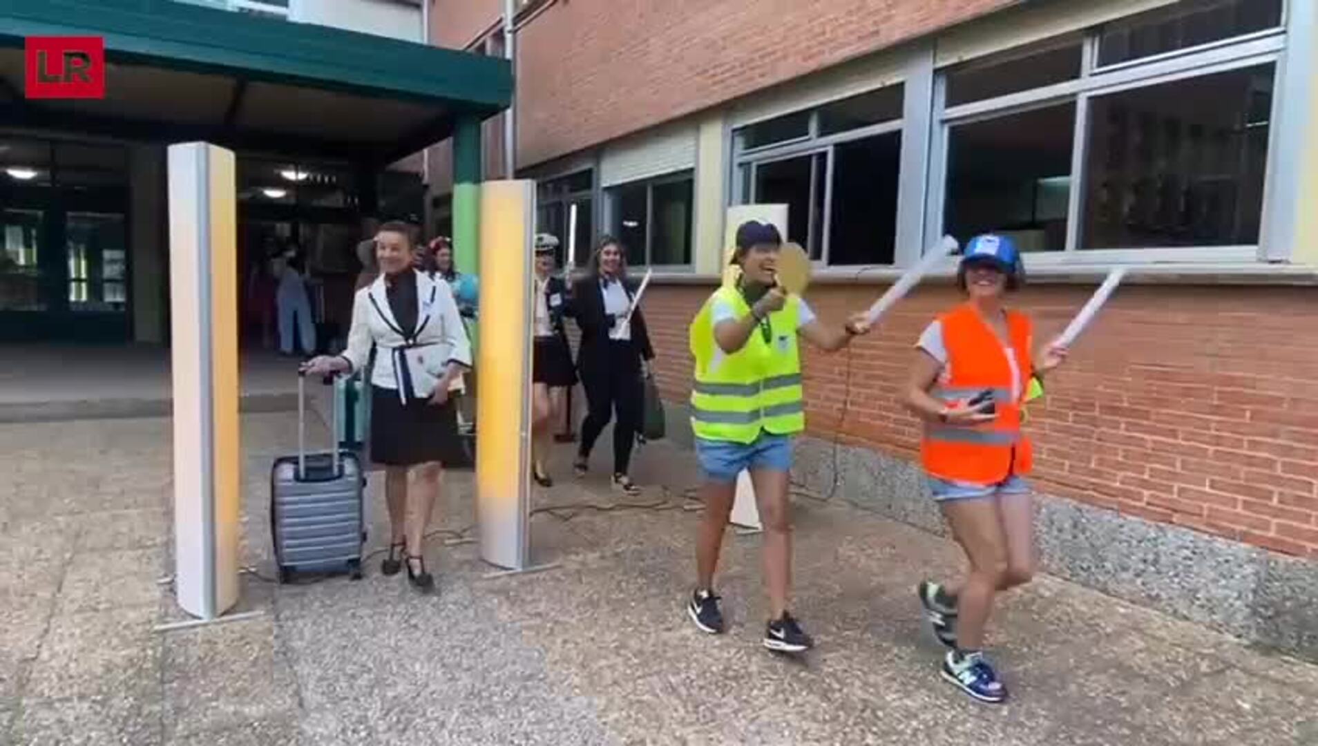 Los profesores del Duquesa reciben a los niños disfrazados y cantando 'Viaje con nosotros'