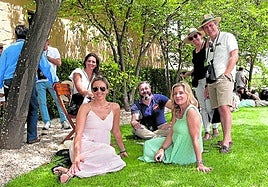 Un grupo disfruta en la Cata del Barrio de una edición anterior.