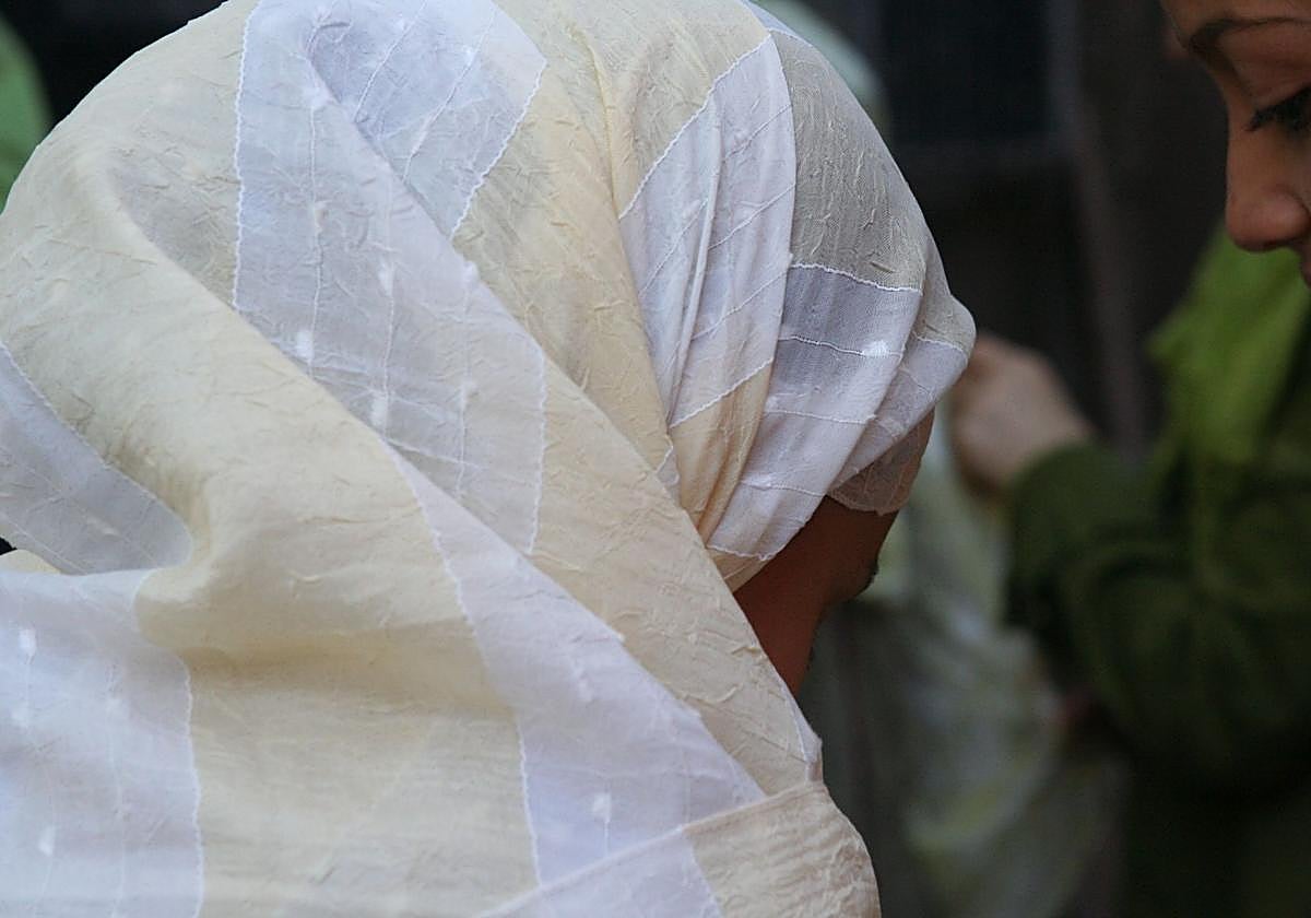 IU califica de «inadmisible» que se impida el acceso a clase a alumnas por llevar el yihab