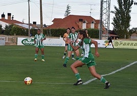 Miriam Rodrigo avanza hacia el área grande del Racing observada por Aya Ahmada y Nerea Tellería.