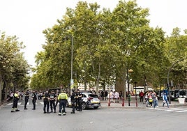 Agentes de la Policía Local cortan las calles aledañas al Ayuntamiento el día del cohete 2024.