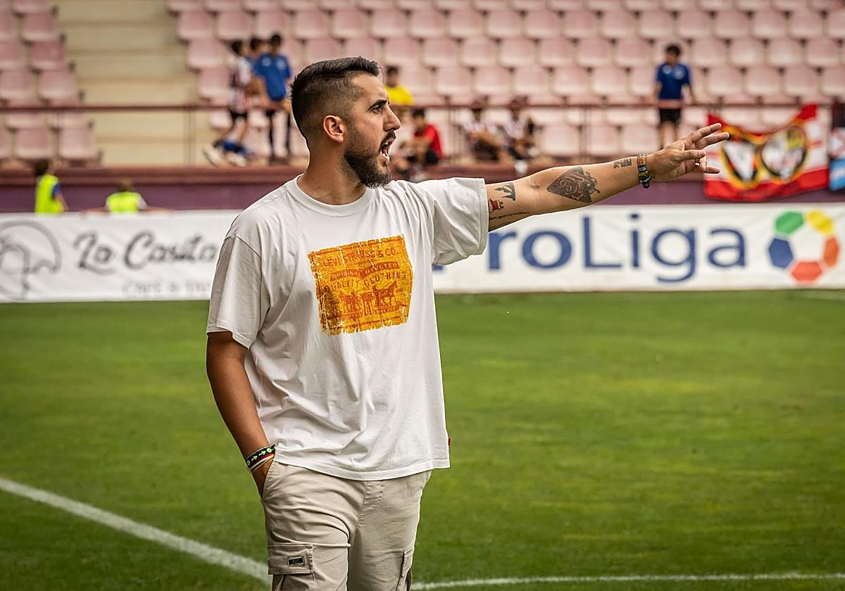 Adrián Cantabrana da una directriz durante el encuentro ante el Eibar B