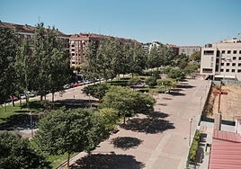 Parque central de Cascajos, o de Estambrera, con la parroquia de Santa María de la Vid a la derecha.
