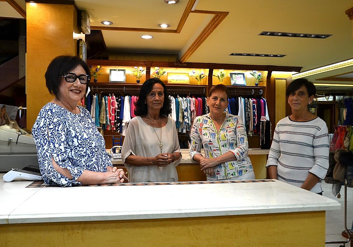 Las hermanas Yolanda, Gema, Elizabeth y Perla Solano, en el mostrador de St. Gottard, en la calle Grande .