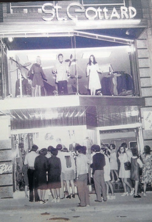 Numerosos jóvenes, mirando el escaparate de la tienda original.