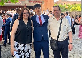Luis Miguel, con sus padres el día de su graduación, el pasado junio.