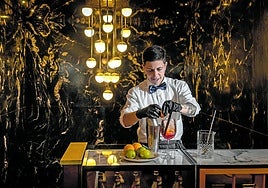 Miriam Romeo da los últimos toques a un Aperol Spritz.