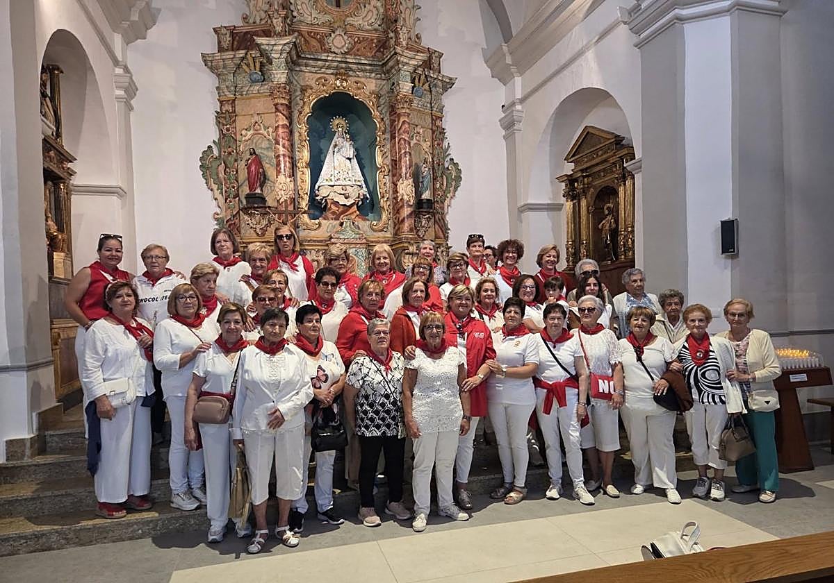 Catonas ayer en la ermita de la Virgen de Nieva en el día de la mujer de las fiestas de Autol.