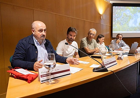 Carlos Echapresto, Richi Arambarri, el moderador Alberto Gil (redactor de Diario LA RIOJA), Rosa Durban y Javier Arizcuren, en la mesa redonda de este viernes en la UR.