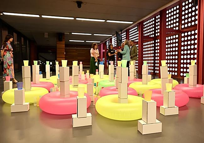 Javier Abad y Ángeles Ruiz, junto al concejal Miguel Sainz, atendiendo a la prensa en la zona interactiva de la exposición.