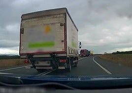 Identificado un conductor que hizo un peligroso adelantamiento en la N‑232 y fue publicado en TikTok