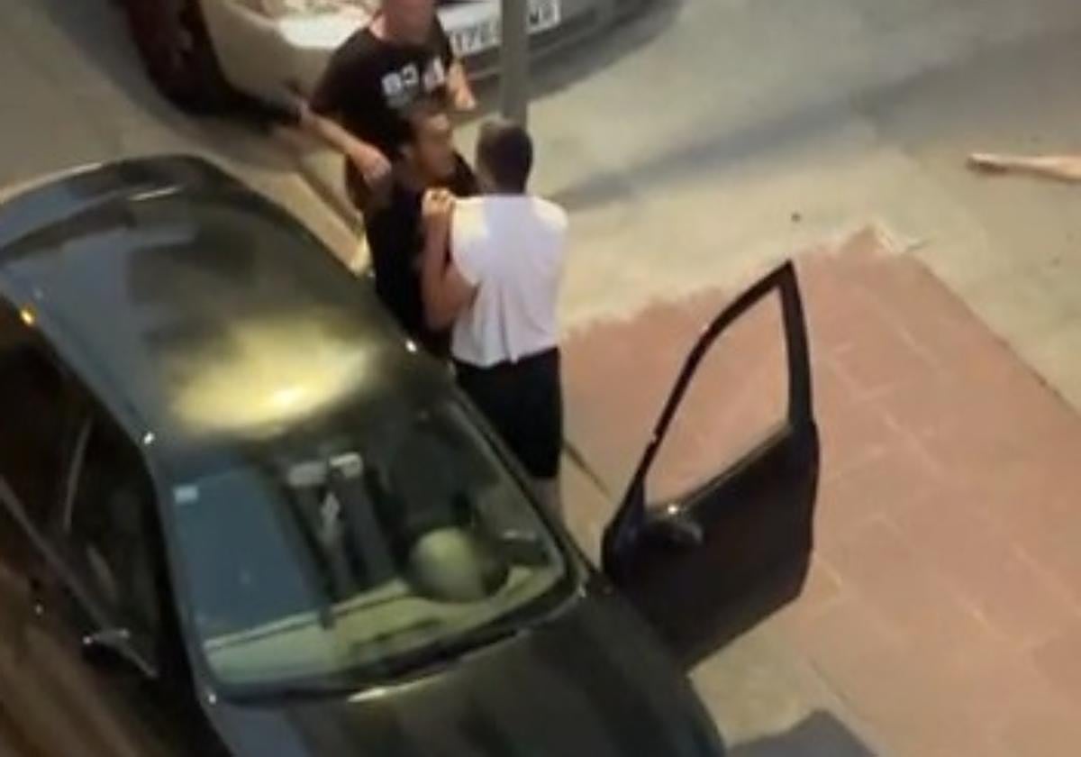 Imagen de la agresión al conductor tras el accidente de tráfico, en la calle José María Garrido.